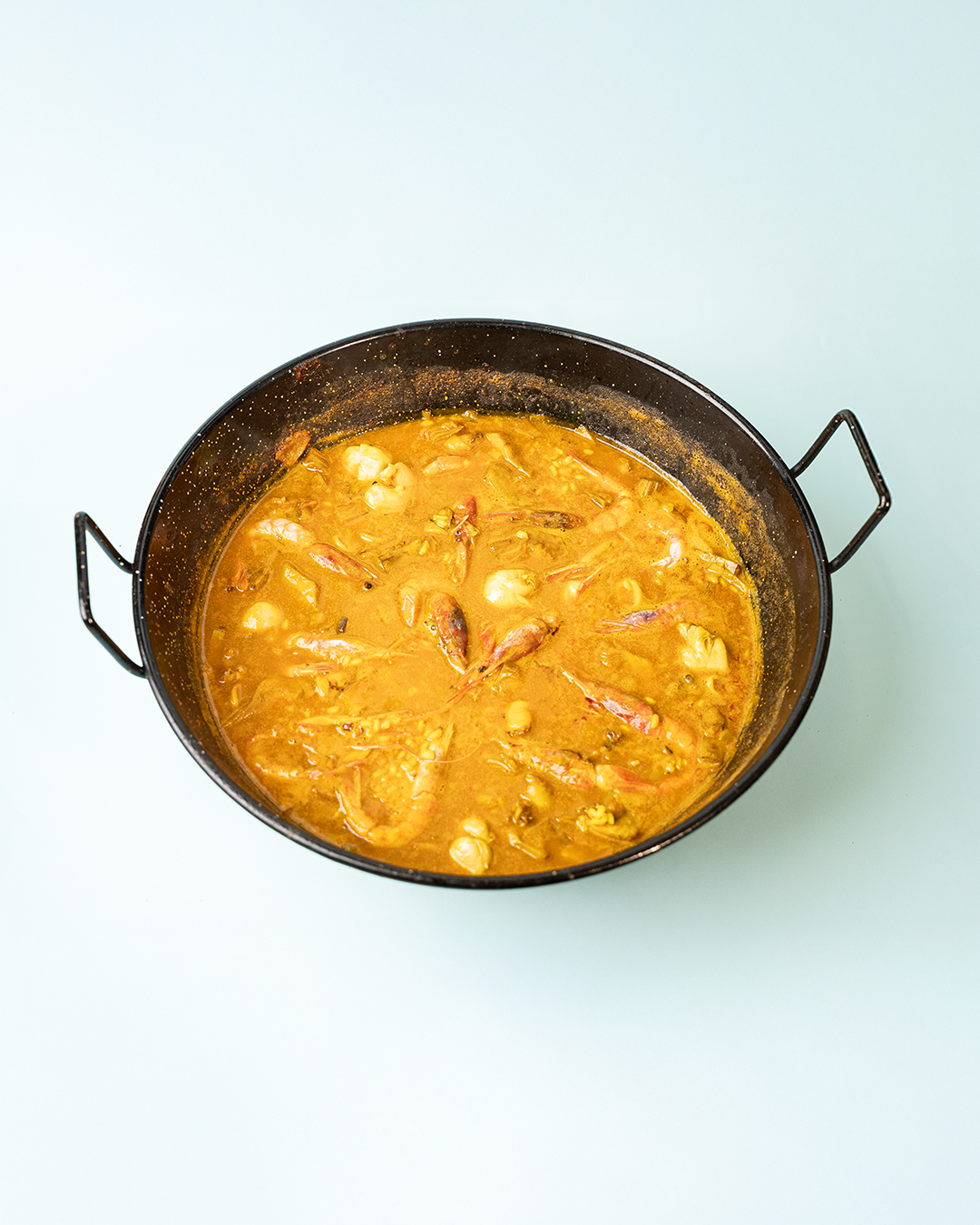 Arroz meloso con vieiras, alcachofas y gamba rayada en Cullera frente al mar