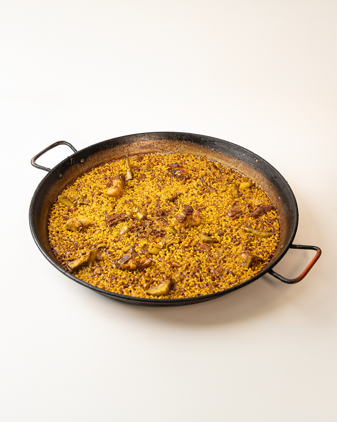 Paella de pato, costillas y alcachofas en Cullera frente al mar