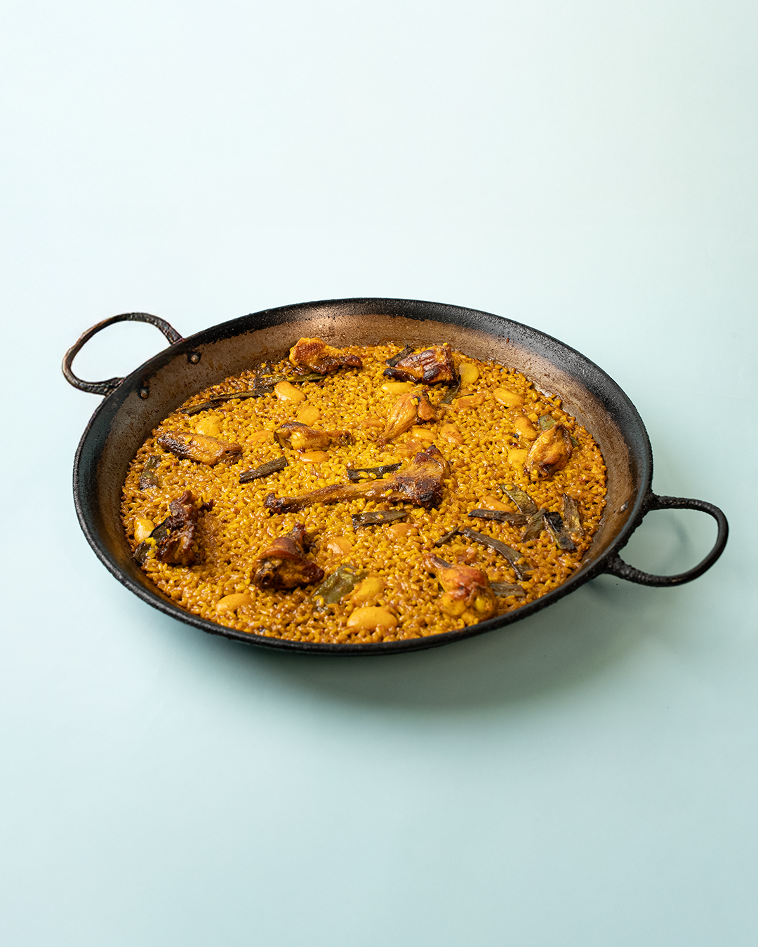 Paella valenciana tradicional en Cullera frente al mar