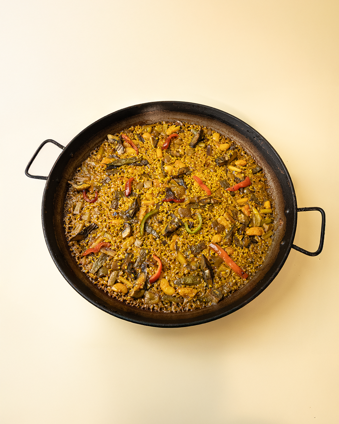 Paella de verduras tradicional en Cullera frente al mar